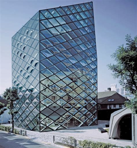 prada aoyama epicenter geometry